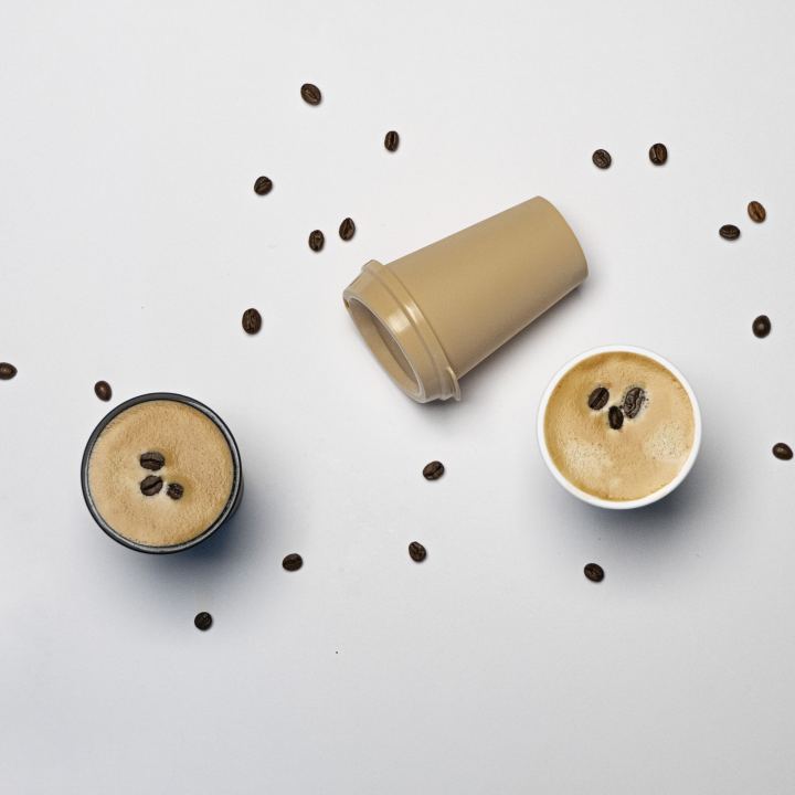Flat lay koffiebeker vierkant