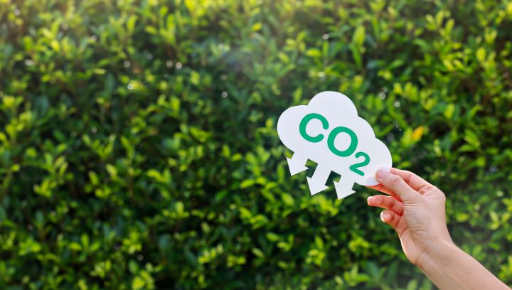 hand-holding-with-cloud